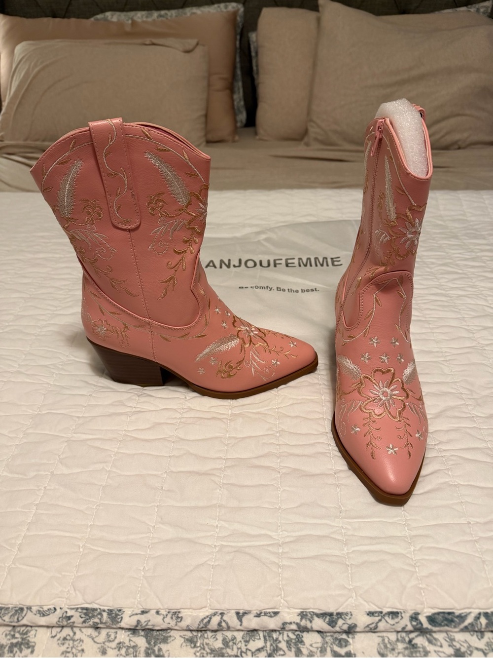 NWTPink Embroidered Western Cowboy Boots